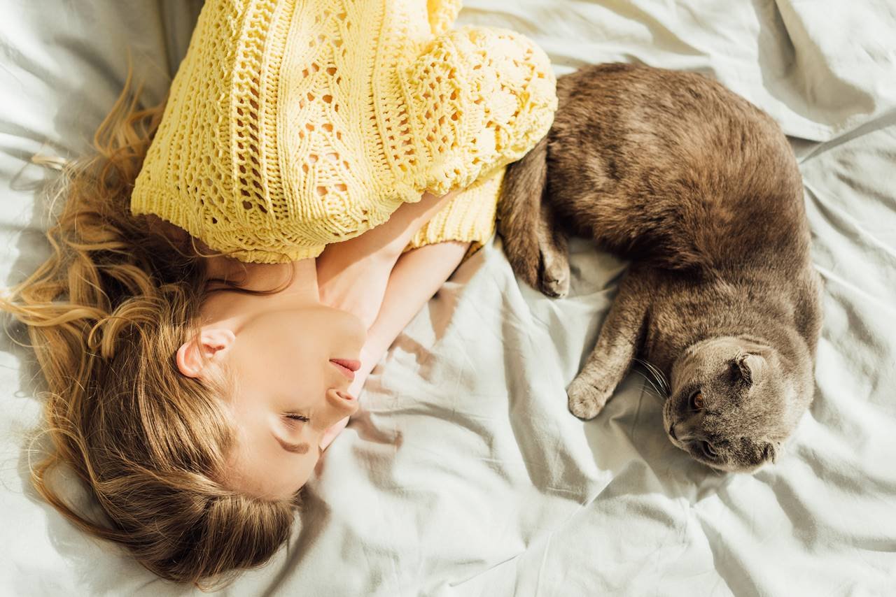 ¿Qué pasa si no dejo que mi gato duerma conmigo en mi cama?